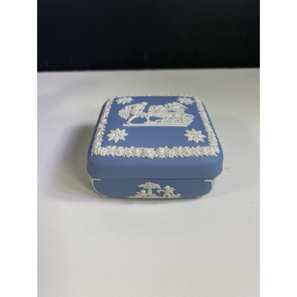 Wedgwood Blue Jasperware Keepsake Box Greek Chariot Cherubs England - Picture 2 of 8
